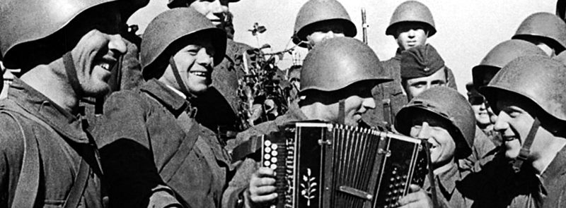 Как «певцы» Первого канала уничтожают «намоленные» военные песни и всю культуру фото Как «певцы» Первого канала уничтожают «намоленные» военные песни и всю культуру картинка